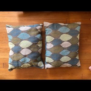 Set of two throw pillows.